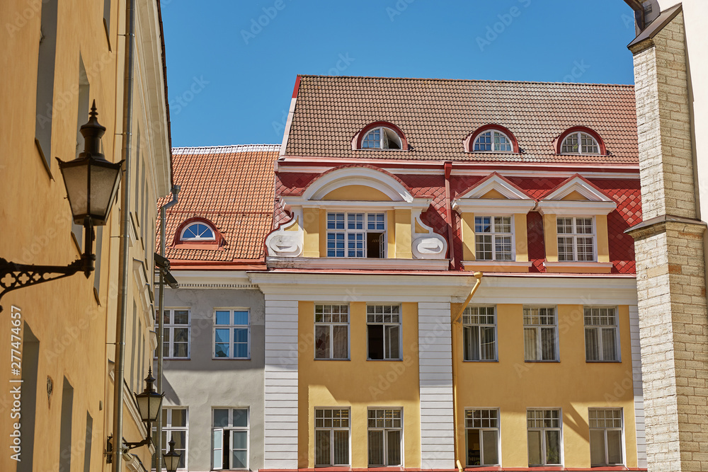Obraz premium Downtown architecture of old town city of Tallinn in Estonia