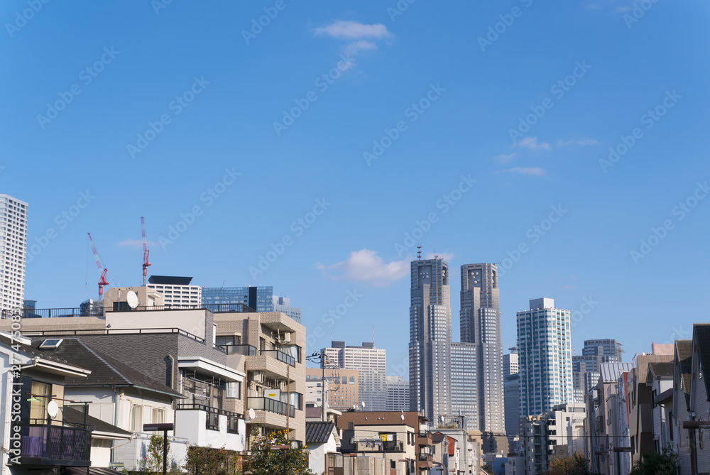東京　住宅街から望む新宿高層ビル街 