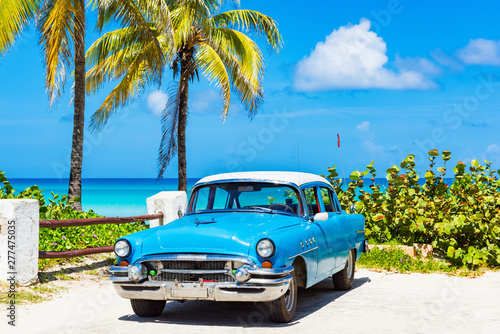Amerikanischer blau weisser Oldtimer parkt parkt direkt am Strand unter Palmen in Varadero Kuba - Serie Kuba Reportage © mabofoto@icloud.com