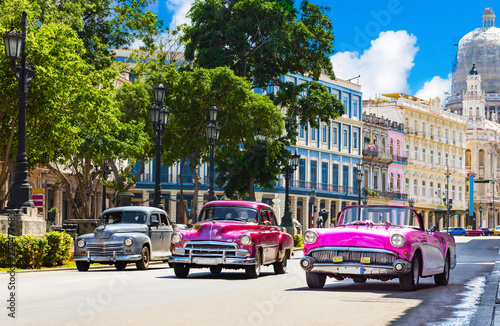 Bunte amerikanische Cabriolet Oldtimer auf der berühmten Hauptstrasse Jose de Marti in Havanna City Kuba - Serie Kuba Reportage