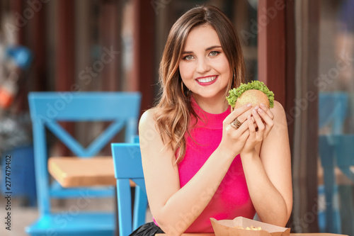 Beautiful young woman eatin...