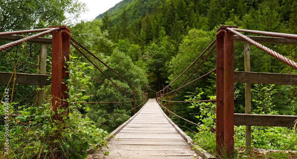 Obraz premium pont en bois suspendu, rivière de la soca en slovénie