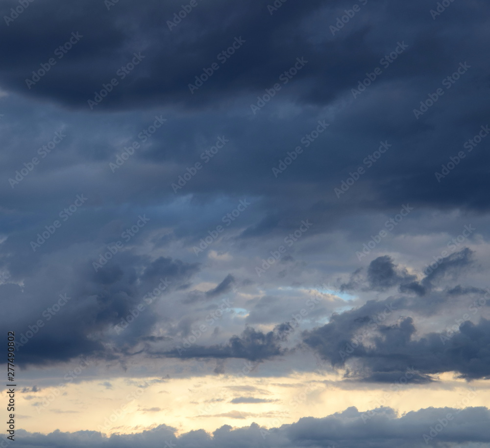 Wolkenschauspiel am Abendhimmel - Regenwolken - Gewitterwolken