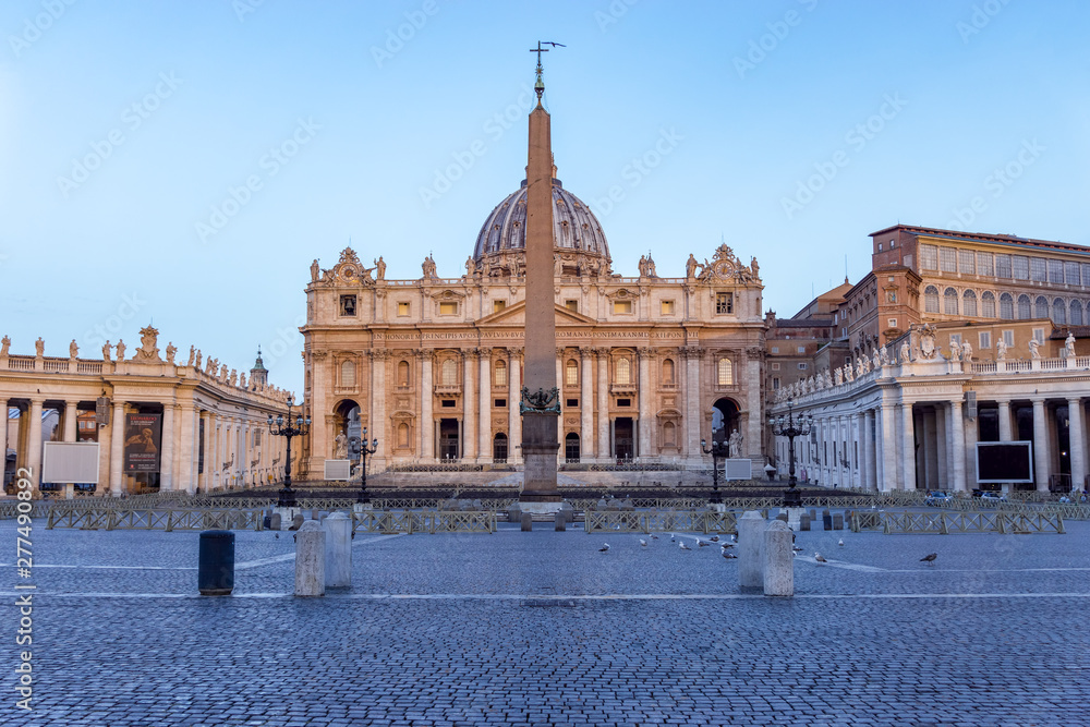 Naklejka premium St. Peter's Square in Vatican City at dawn - Rome, Italy.