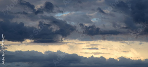 Atemberaubende Wolkenbilder am Himmel nach einem Sommergewitter - Gewitterwolken - Regenwolken 