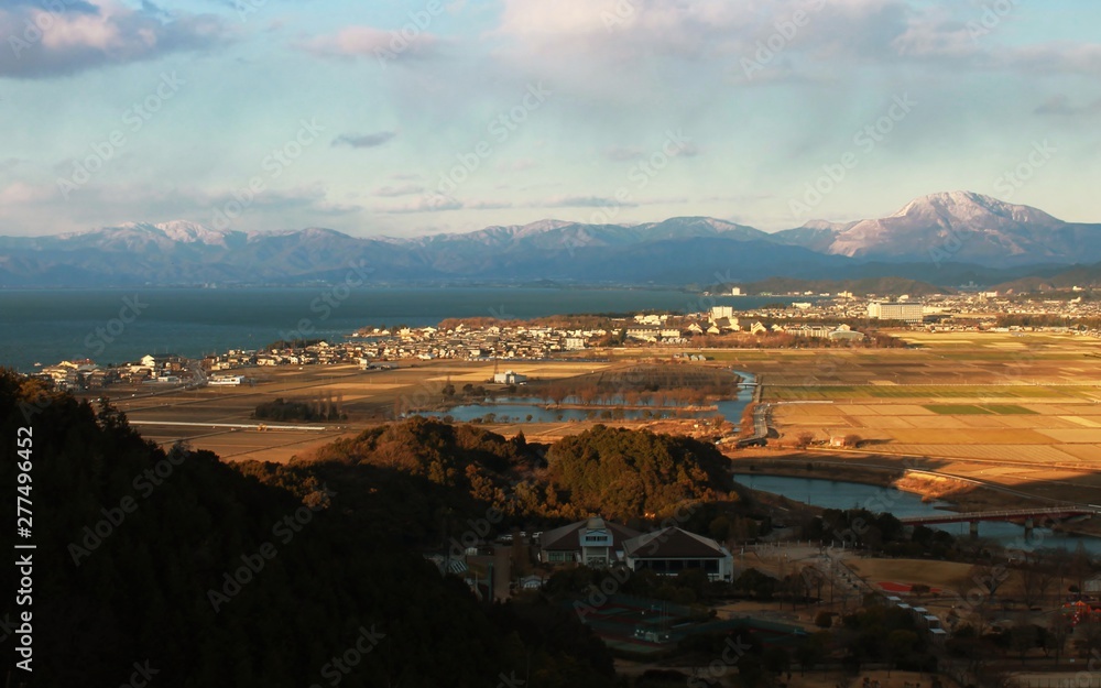 俯瞰で見る滋賀県の琵琶湖と名峰、伊吹山の風景