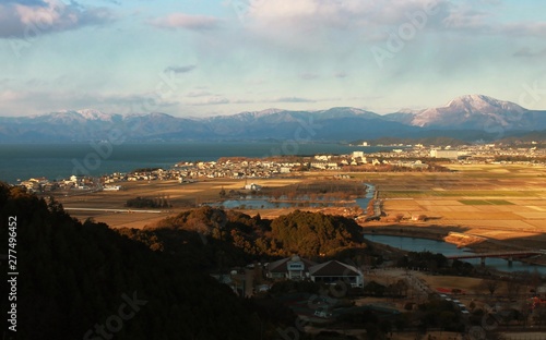 俯瞰で見る滋賀県の琵琶湖と名峰、伊吹山の風景