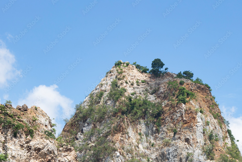 Naklejka premium mountain stone of tree and blue sky cloudy