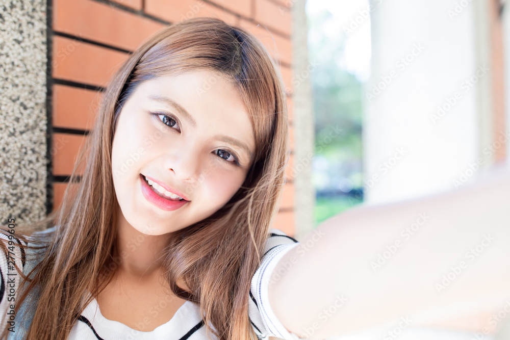 Fototapeta premium asian student talk selfie