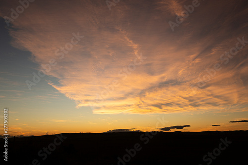 Cielo con gran nube al atardecer.