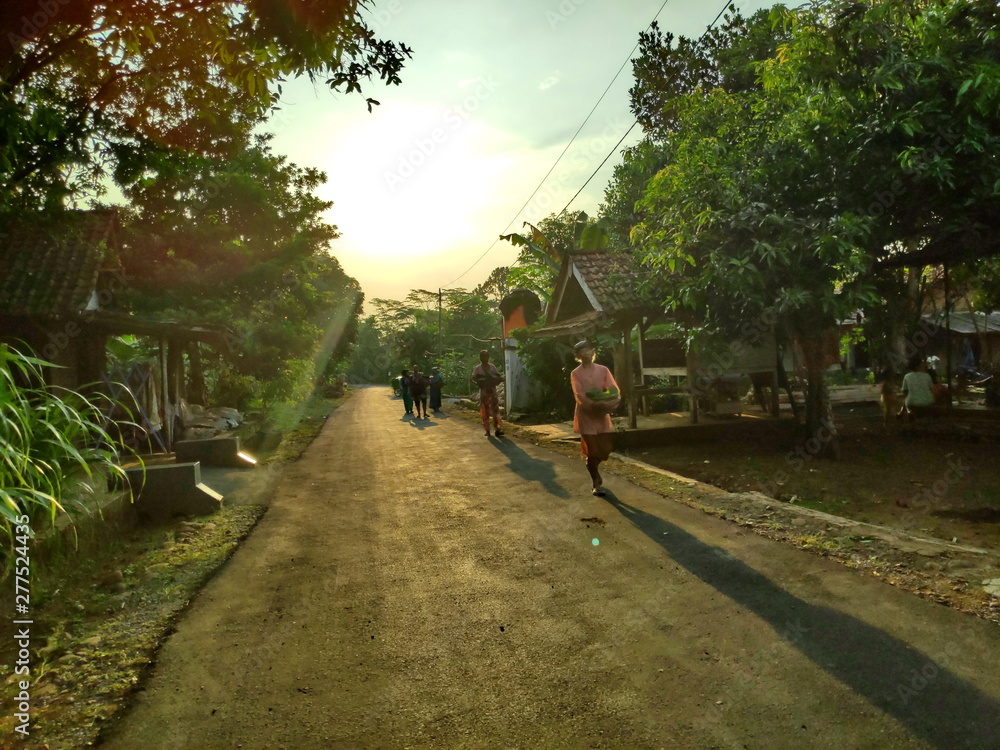 Fototapeta premium mieszkańcy wioski, gdy wyjeżdżali, aby robić dobroczynność na ziemi, przynosząc jedzenie, za które należy się modlić i dzielić się z innymi mieszkańcami, Batang / Jawa Tengah - Indonezja, 26 maja 2019 r.