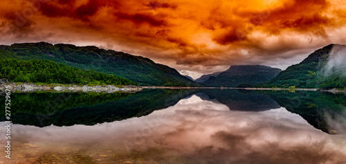 Abendrot am sognefjord mit Wasserspiegeluing