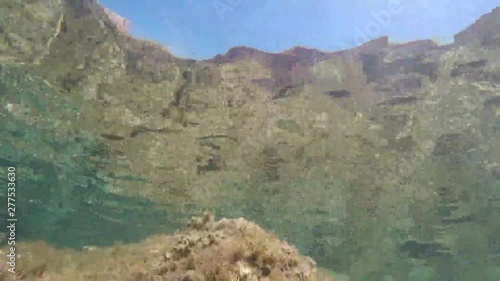 Vistas bajo el mar de un fondo acuatico