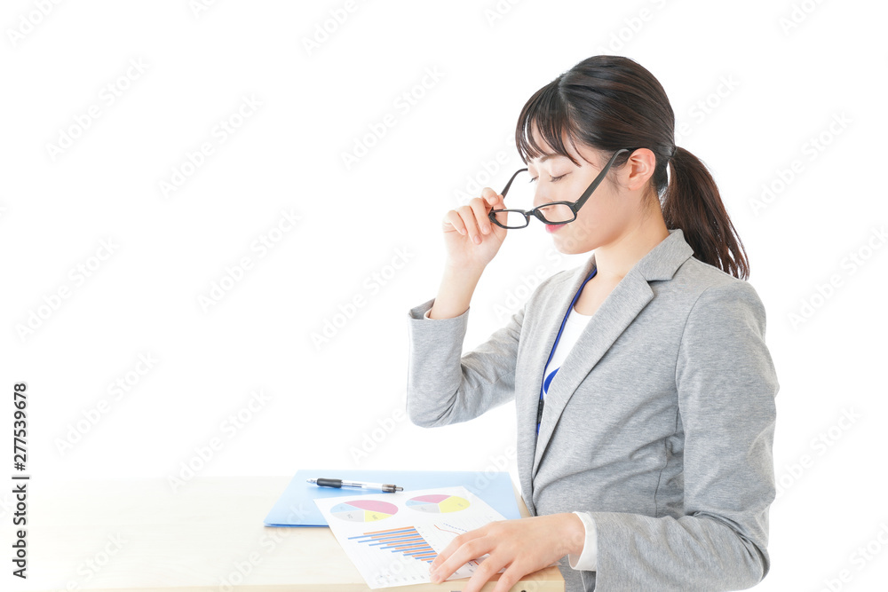 オフィスで働く若いビジネスウーマン