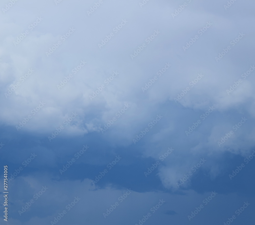 Bedrohliche Gewitterwolken am Himmel Bedrohliche Gewitterwolken am Himmel