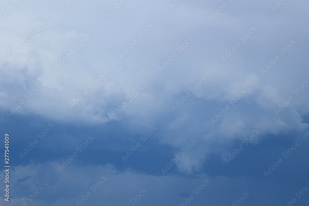 Regenwolken vor blauen Himmel