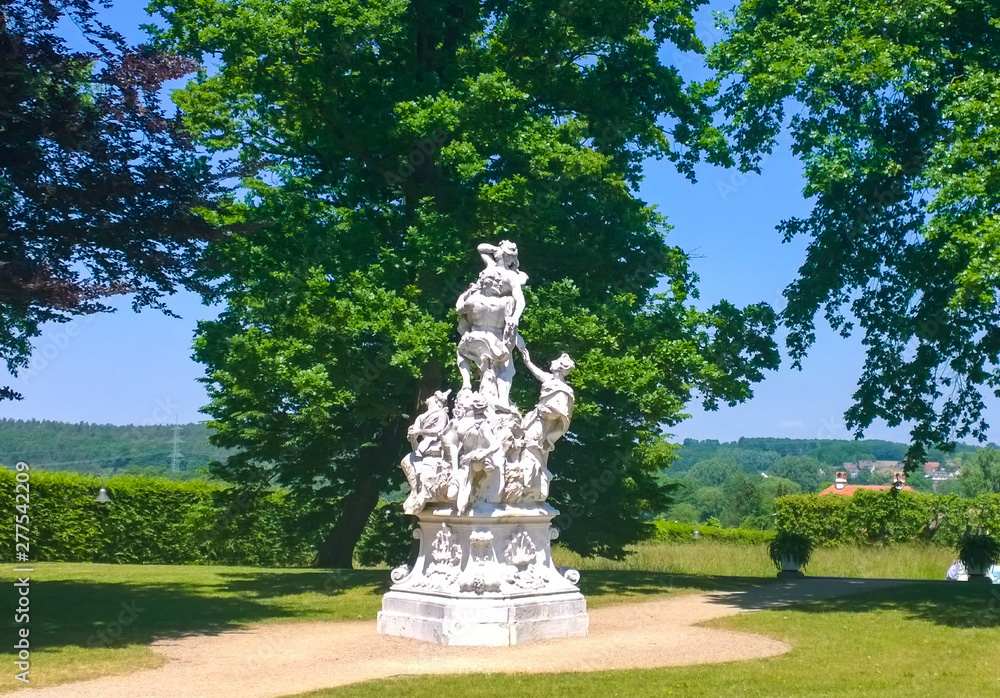 Schlosspark mit Statur