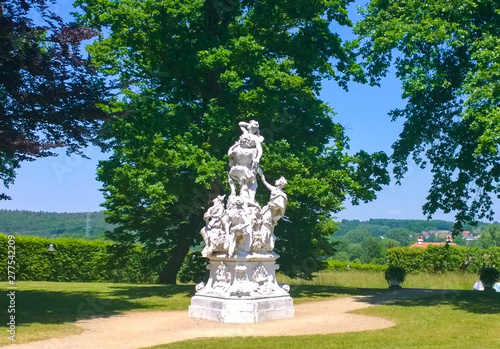 Schlosspark mit Statur