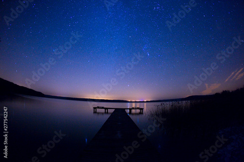 Fototapeta Naklejka Na Ścianę i Meble -  Droga mleczna gwiazdy astrofotografia jezioro kładka wszechświat kosmos