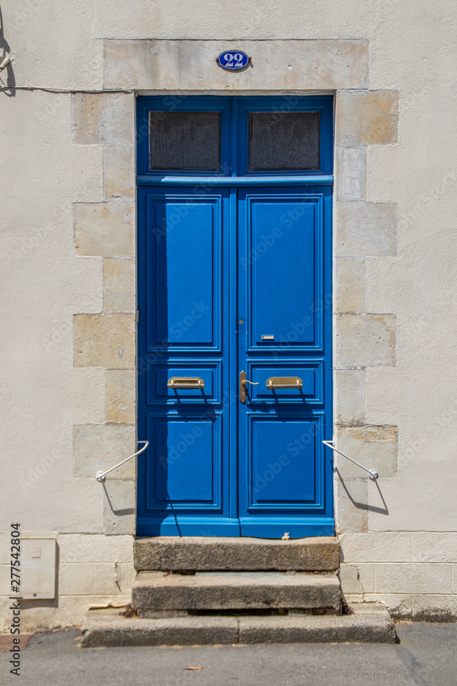 Porte bleue