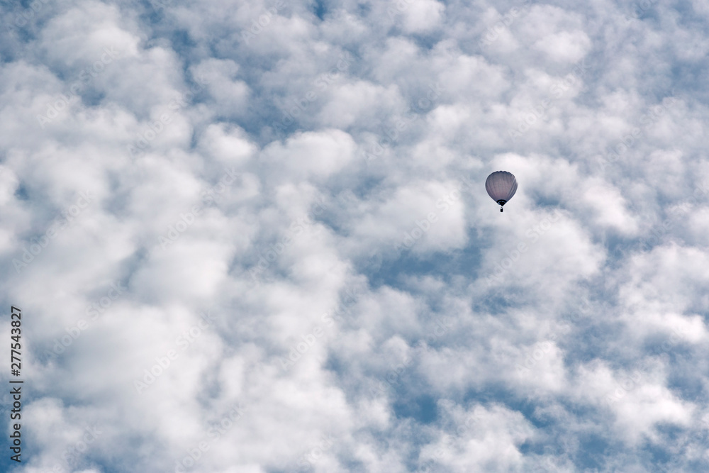Heißluftballon zwischen Wolken Heißluftballon zwischen Wolken