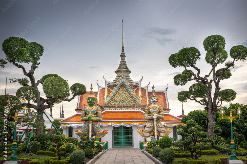 Fototapeta premium Wat Arun Temple at sunset in bangkok Thailand. Wat Arun is a Buddhist temple in Bangkok Yai district of Bangkok, Thailand