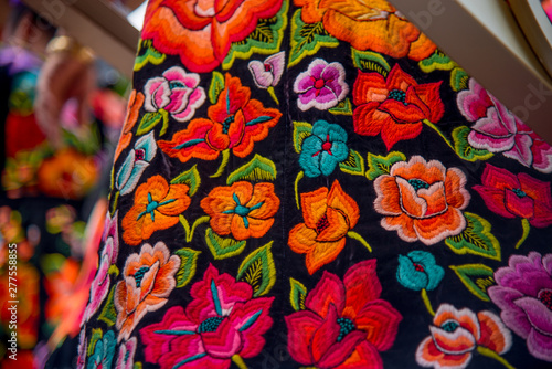 Photography manos floreadas con traje de oaxaca, istmo de tehuantepec