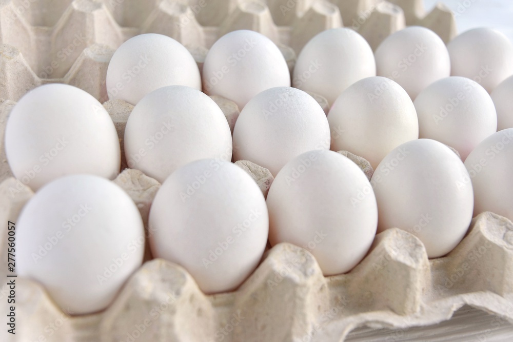 White organic hen eggs in carton recycling cardboard box on neutral background, selective focus. Dozen of raw farm chicken egg in carton box. Ingredient for delicious healthy breakfast. Easter symbol White organic hen eggs in carton recycling cardboard box on neutral background, selective focus. Dozen of raw farm chicken egg in carton box. Ingredient for delicious healthy breakfast. Easter symbol