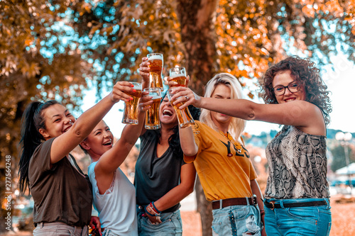 Canvas Print Happy group of best female friends drinking beer - Friendship concept with young