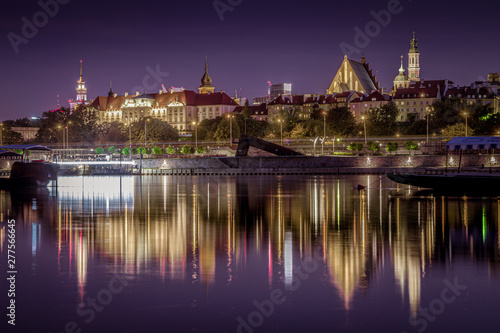 Warszawa panorama Starego Miasta nad Wis     w nocy