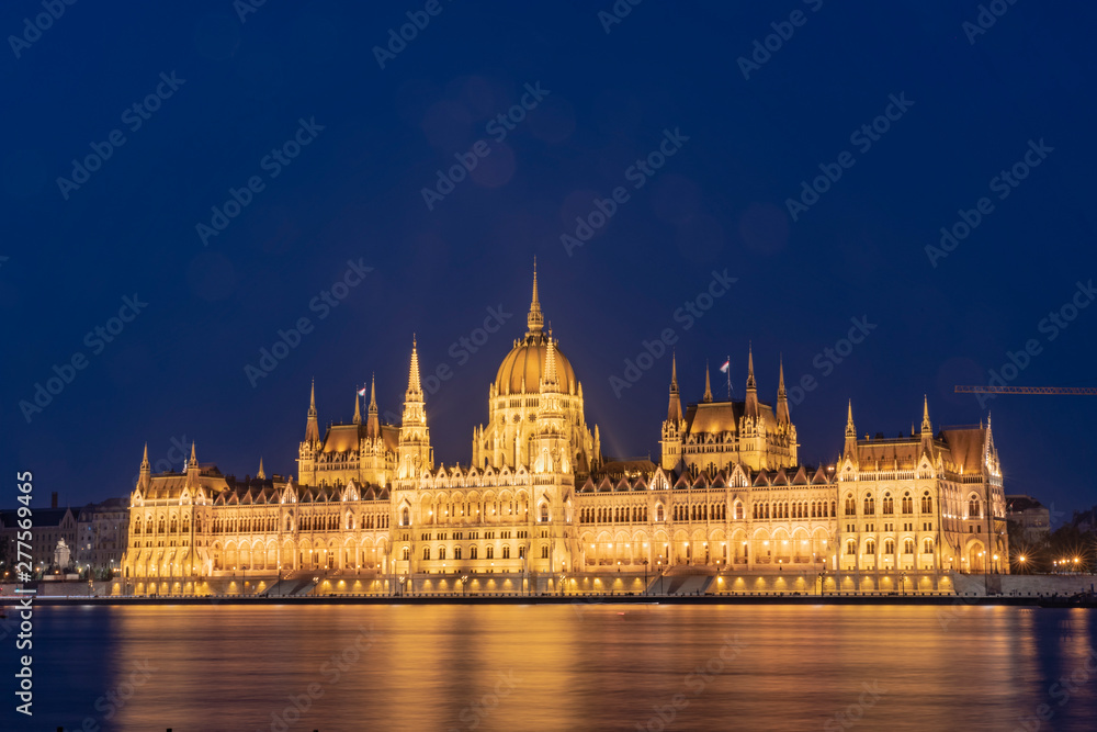 Naklejka premium Hungarian Parliament Building at night lighting, Budapest