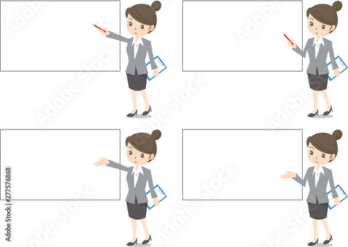 ホワイトボードで説明をする女性