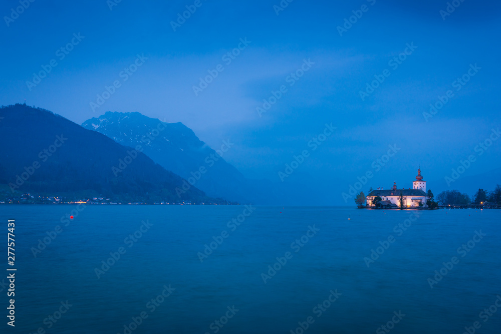 Traunstein am Traunsee mit Schloss in Gmunden am Abend