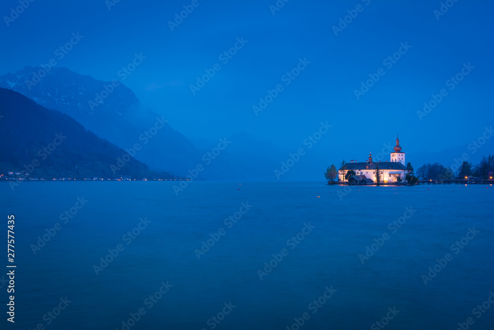 Schloss in Gmunden am Traunsee am Abend - Alpen in Österreich Schloss in Gmunden am Traunsee am Abend - Alpen in Österreich