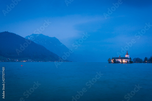 Traunstein am Traunsee mit Schloss in Gmunden am Abend