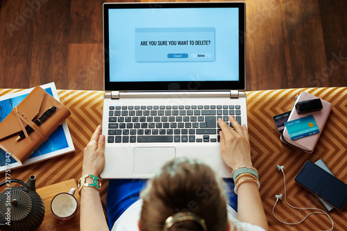 Papier peint stylish housewife deleting software on laptop