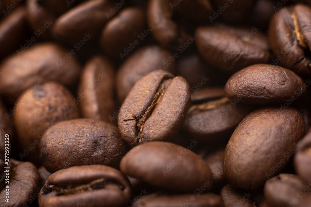 Naklejka premium Coffee beans. Roasted coffee beans, coffee, aromatic food and drinks, close up.
