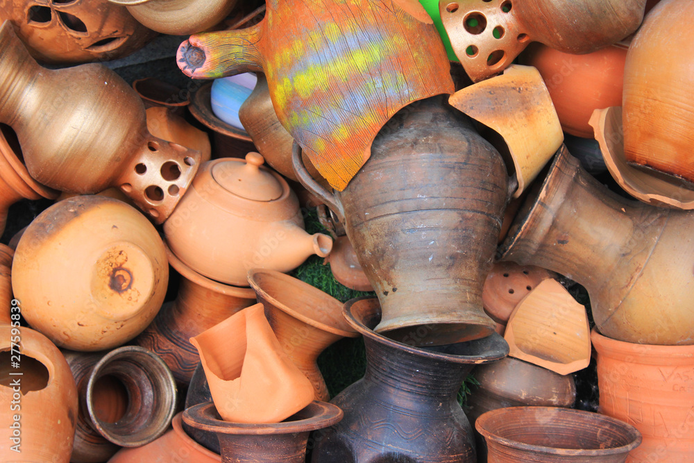 Foto de Pottery vessels, old vases and other handmade objects made of