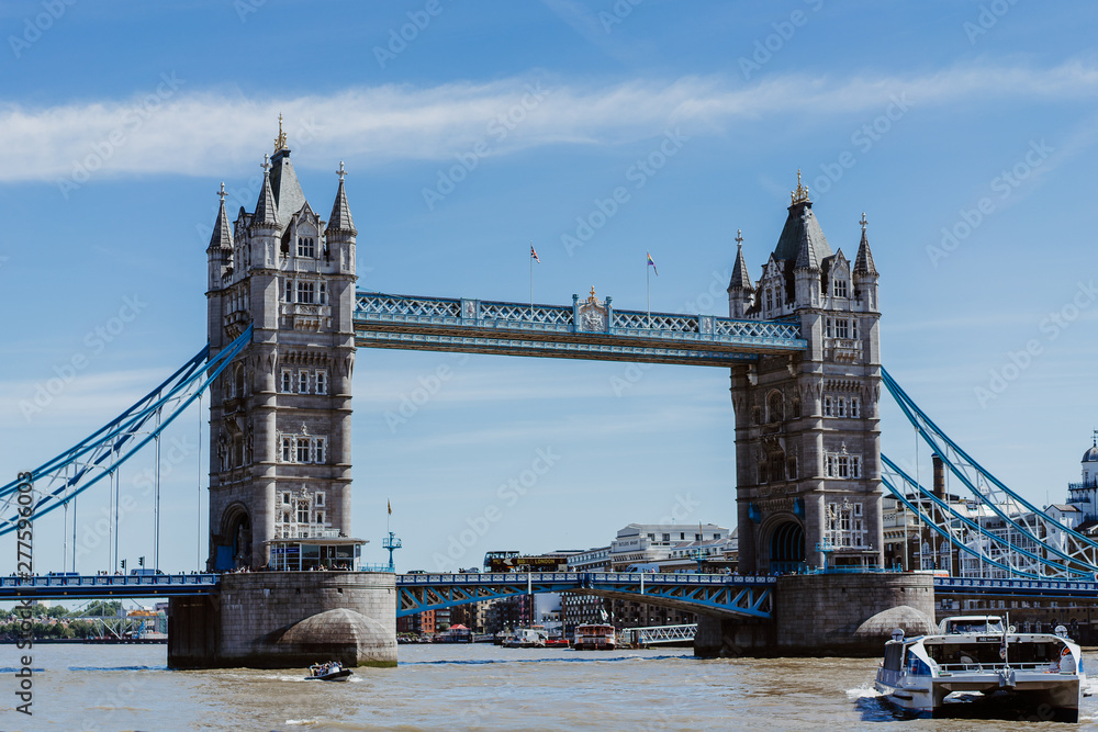 Obraz premium Tower bridge in broad daylight