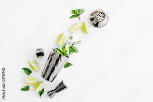 Foto Set of bar accessories for cocktail making