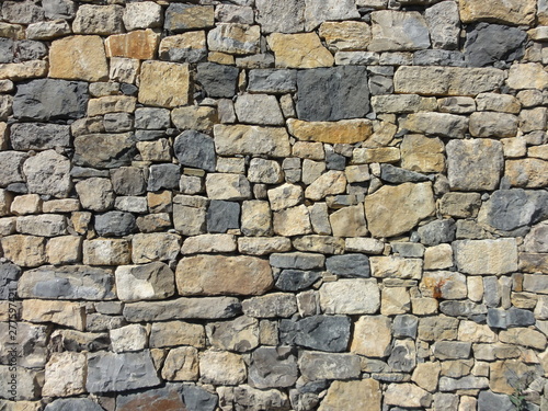 Natursteinmauer in S  dfrankreich