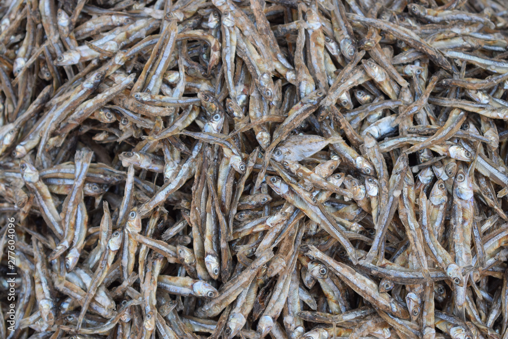 Pescado pequeño en mercado