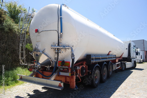 Camião tanque para transporte de matéria explosiva ou outros líquidos photo