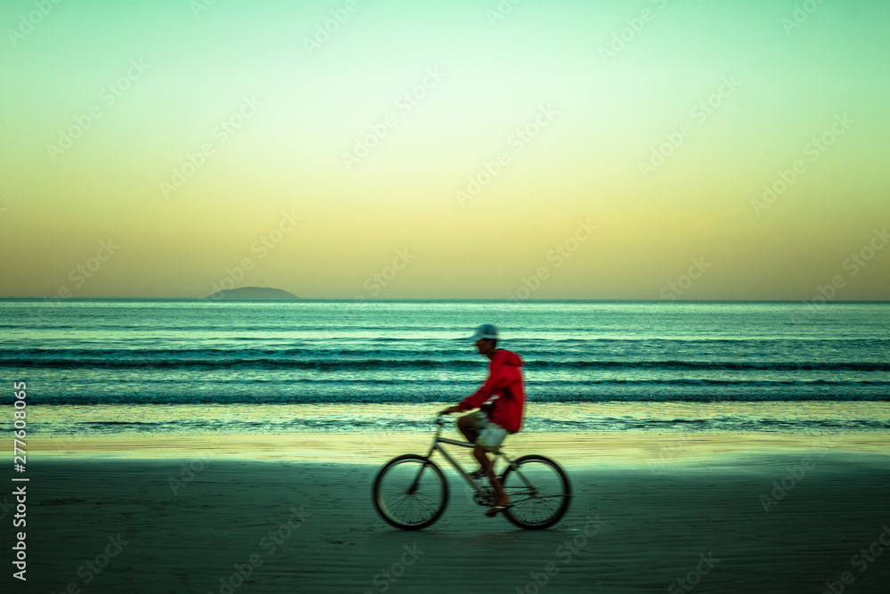 Obraz premium silhouette of cyclist riding a bike on sunset