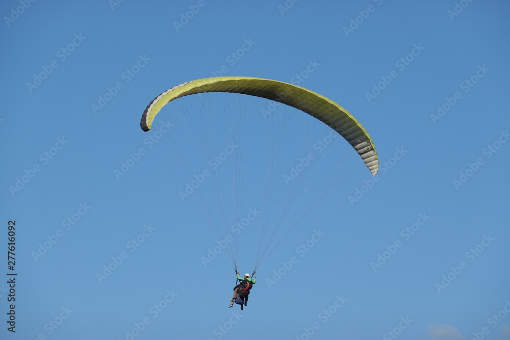 Gleitschirmflieger am blauen Himmel Gleitschirmflieger am blauen Himmel