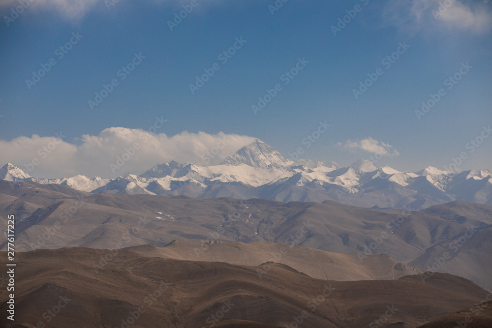 Naklejka premium A view of Mount Everest, the tallest mountain in the world, from the Tibet Autonomous Region