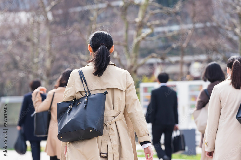 就活する大学生の風景 女性メイン 就活する大学生の風景 女性メイン