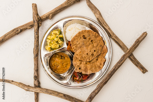 典型的なインドカレー　Curry and Chapati typical Indian food photo