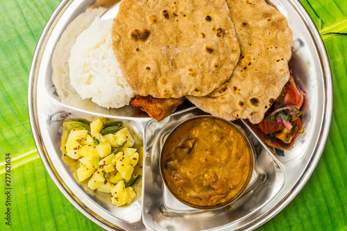 典型的なインドカレー　Curry and Chapati typical Indian food photo