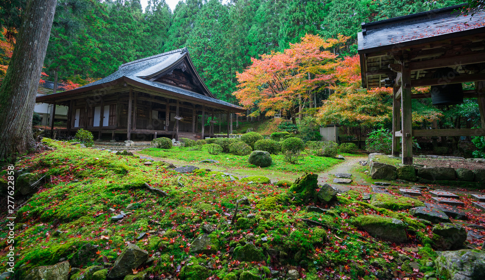 京都　来迎院（らいごういん）の本堂と紅葉　